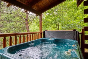 Outdoor spa tub - ERN834 - LAKESIDE GETAWAY - GREAT LOCATION!  CLOSE TO ALL THE ACTION! (Pigeon Forge)