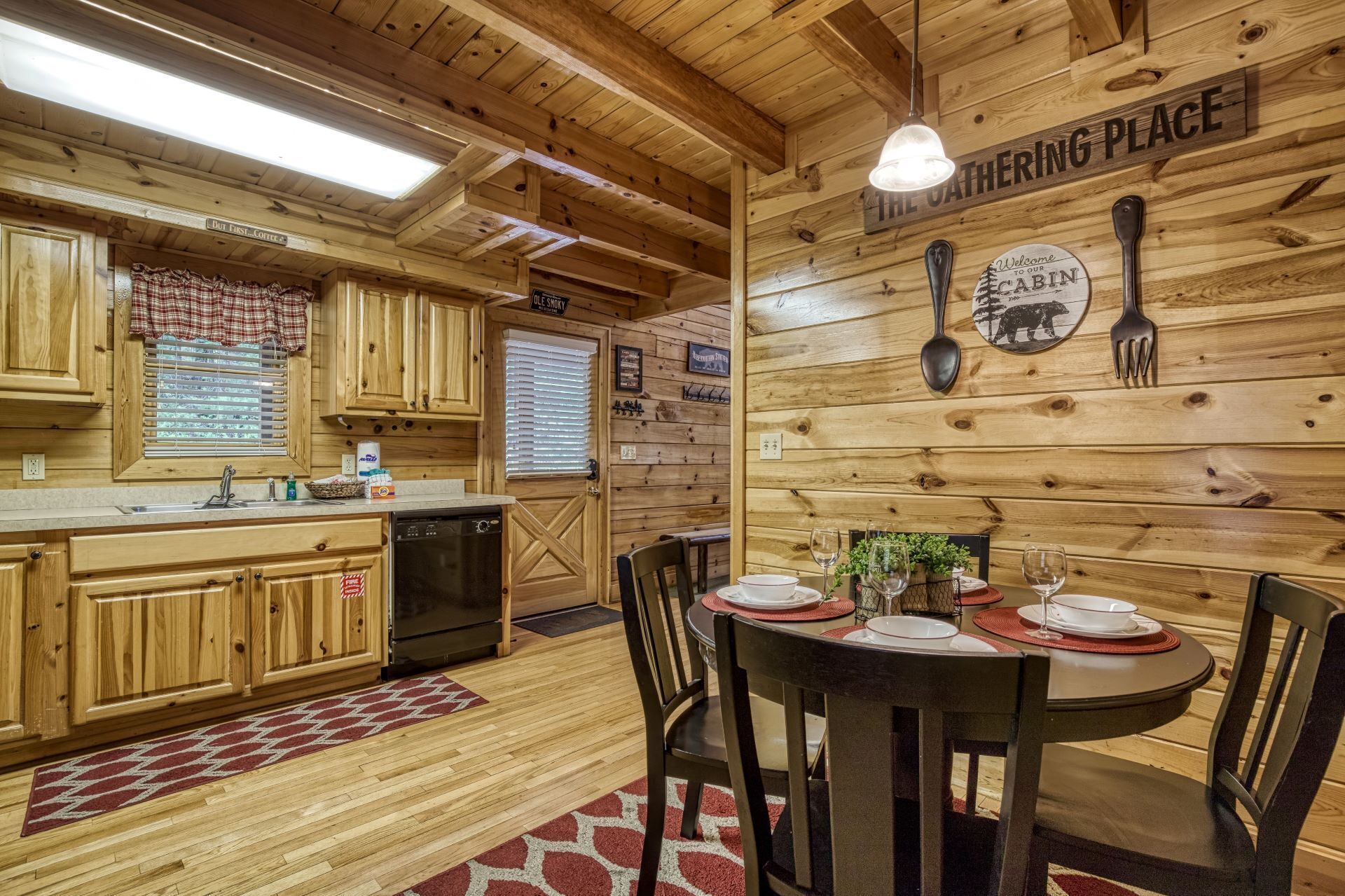 Interno di una baita di legno con cucina e zona pranzo.