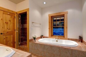 Bathtub, hair dryer, shampoo - Abode on Obsidian, best value in Teton Village (Teton Village)