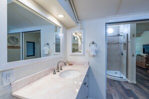 Shower, hair dryer, towels - #225 Your Slice of Paradise. Vacation discounted! (Lahaina)