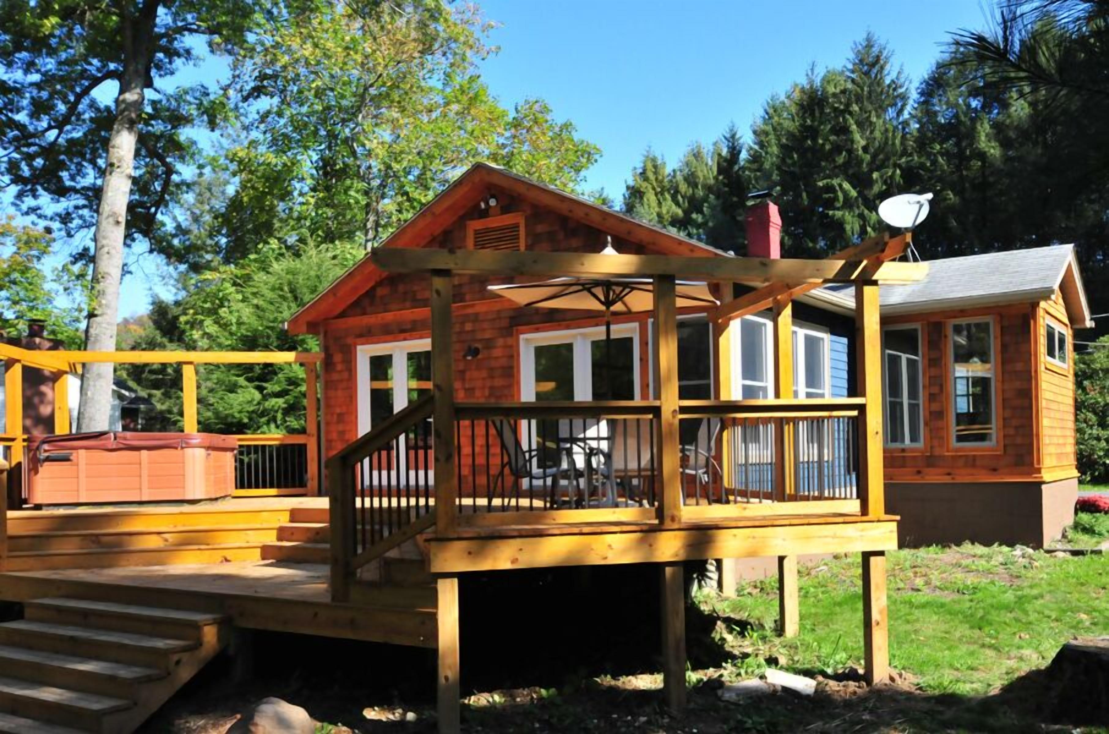 Cross the River | Hot Tub + River Access!