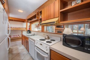 Kylskåp, mikrovågsugn, ugn och spishäll