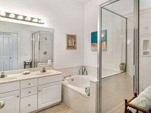 Shower, hair dryer, towels - Casa d'Artiste~ Getaway to this 3BR/2 1/2BA home! (Gulf Shores)