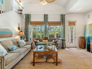 Flatskjerm-TV, DVD-spiller, bøker og stereoanlegg