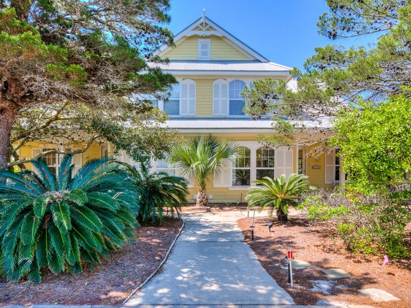 Exterior - Casa d'Artiste~ Getaway to this 3BR/2 1/2BA home! (Gulf Shores)