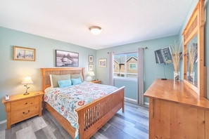 2 bedrooms, iron/ironing board, free WiFi, bed sheets - Dog-Friendly, Walk to beach/downtown (Suite) (Long Beach)