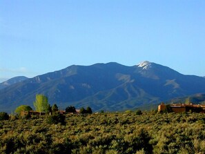 Un paisaje montañoso con cielo despejado.