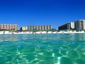 On the beach - The Islander 110 - Winter Months Available - Heated Pool (Destin)