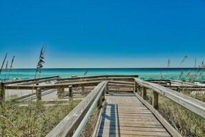 On the beach - The Islander 110 - Winter Months Available - Heated Pool (Destin)