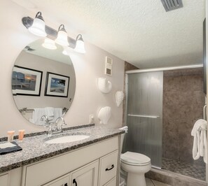 Combined shower/tub, hair dryer, towels - The Islander 110 - Winter Months Available - Heated Pool (Destin)