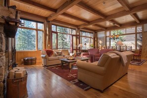 Flachbildfernseher, Kamin, DVD-Player