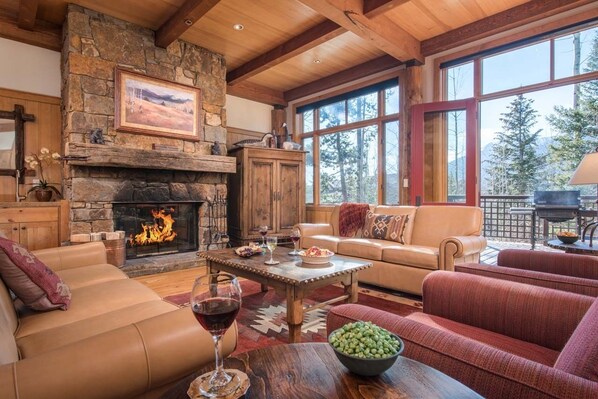 Flat-screen TV, fireplace, DVD player - JHRL - Exquisite Western Granite Ridge Lodge #20 - Ski Accessed by Tow Rope (Teton Village)
