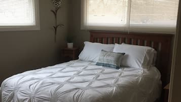 4 makuuhuonetta, työpöytä, silitysrauta/-lauta, vauvan matkasänky