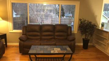 Älytelevisio, takka, DVD-soitin, kirjoja