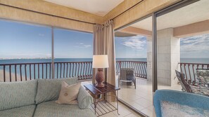 Een smart-tv, een dvd-speler, boeken en een stereo