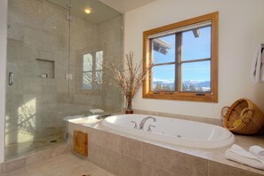 Combined shower/bathtub, hair dryer, towels