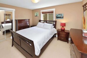 6 bedrooms, desk, iron/ironing board, WiFi - Nature's Gate Executive Estate (Victoria)
