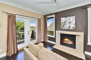 Télévision, cheminée, chaîne hi-fi, espaces bureaux