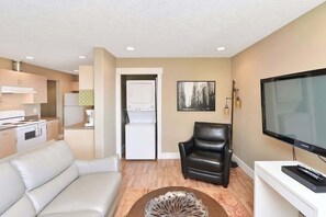 TV, fireplace, stereo, offices - Nature's Gate Executive Estate (Victoria)