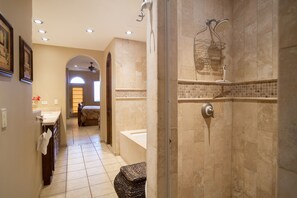 Ensemble douche/baignoire, sèche-cheveux, serviettes fournies