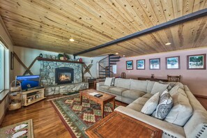 Televisión, chimenea, futbolito y estéreo 