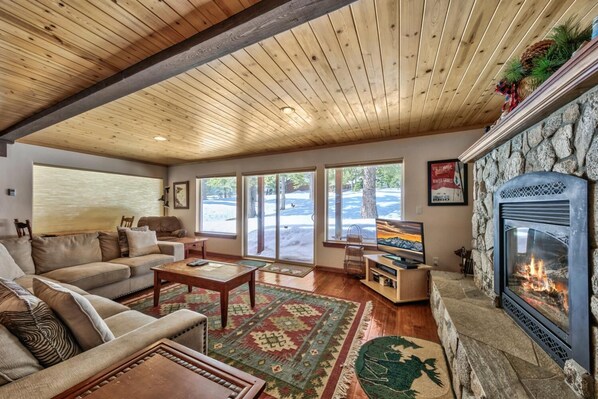 Fernseher, Kamin, Tischfußball, Stereoanlage