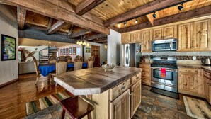 Una cocina amplia con armarios de madera, una isla grande y electrodomésticos modernos.