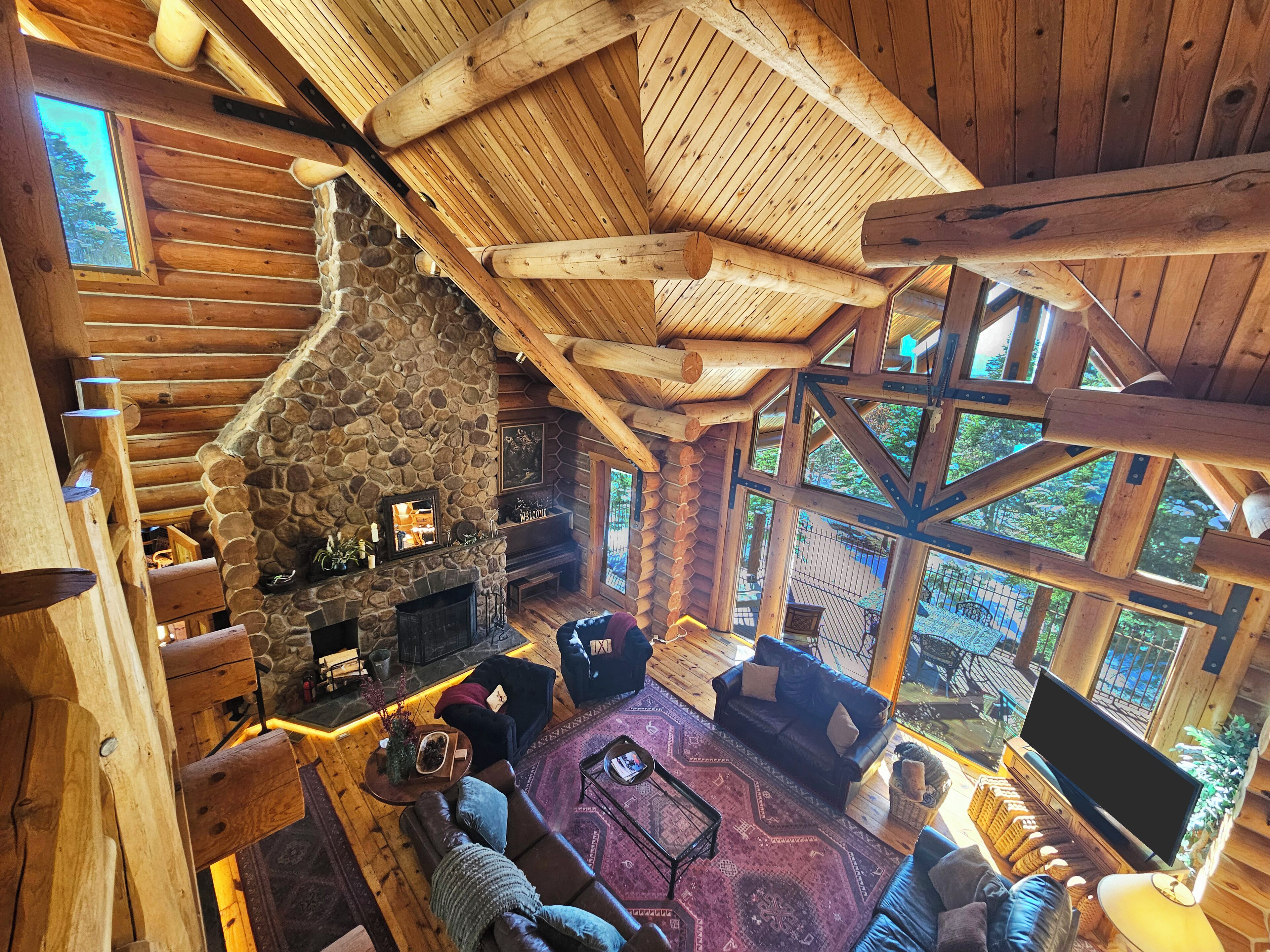 Televisie, een open haard en een dvd-speler