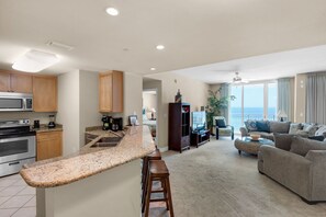 Jääkaappi, mikroaaltouuni, uuni, liesi