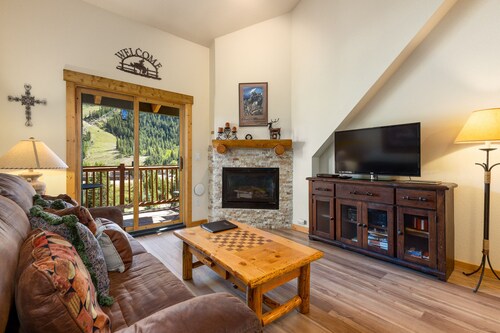 Slopeside Views/Walk to Lifts/Hot Tub Access/Private Patio with Grill