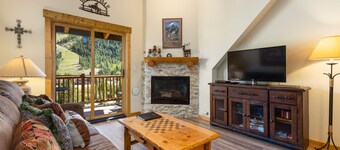 Slopeside Views/Walk to Lifts/Hot Tub Access/Private Patio with Grill
