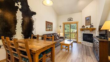 Flat-screen TV, fireplace, DVD player