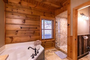 Dusche, kostenlose Toilettenartikel, Handtücher