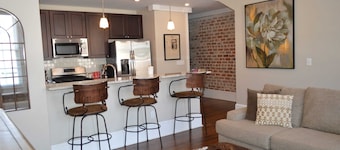 1890-1930 Historic Politics Themed condo, 2 blocks from French Quarter