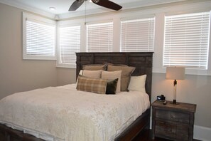 2 室のベッドルーム、アイロン / アイロン台、WiFi (無料)、ベッドシーツ