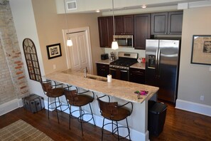 冷蔵庫、電子レンジ、オーブン、コンロ