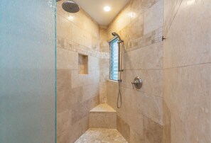 Douche, sèche-cheveux, serviettes fournies