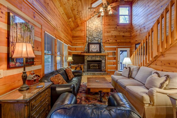 TV, fireplace, video games, DVD player - 1 Abundant Life-golf course, hot tub and pool table! (Banner Elk)