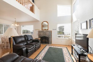 Tv, eldstad, dvd-spelare och en stereo