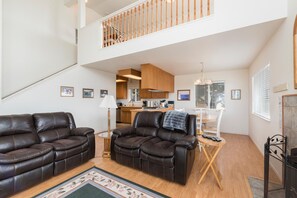 Tv, eldstad, dvd-spelare och en stereo