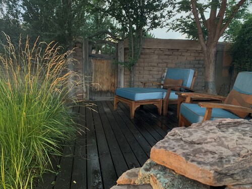 Casa Carlos Authentic Historic Adobe -Walk to Plaza -Hot Tub- Mini Split A/C