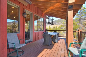 Outdoor dining - Beautiful Executive Home/On the River Golf Course/Amazing Views (Keystone)