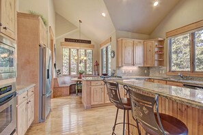 Fridge, microwave, oven, stovetop - Beautiful Executive Home/On the River Golf Course/Amazing Views (Keystone)