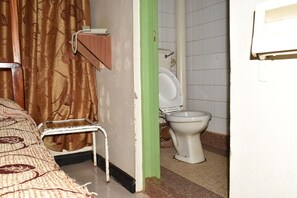 Habitación individual estándar | Baño | Regadera y toallas
