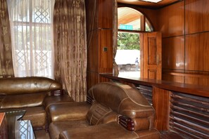 Lobby sitting area - Ibis Hotel Nanyuki (Nanyuki)