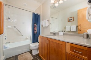 Duschwanne, Haartrockner, Handtücher