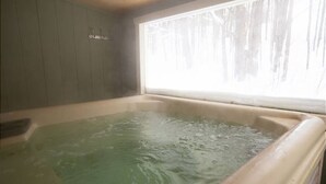 Un jacuzzi con vistas a los árboles.