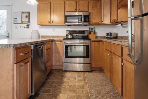 Welcome to Hillside Haus: Your Cozy Trailside Retreat!