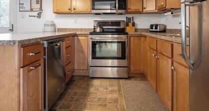 Welcome to Hillside Haus: Your Cozy Trailside Retreat!