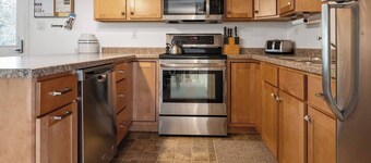 Welcome to Hillside Haus: Your Cozy Trailside Retreat!